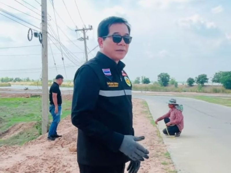 การวัดระยะการปลูกต้นไม้ในการปรับปรุงภูมิทัศน์ทางเข้าอ่างเก็บน้ำลำเชียงไกร  ตอนล่าง