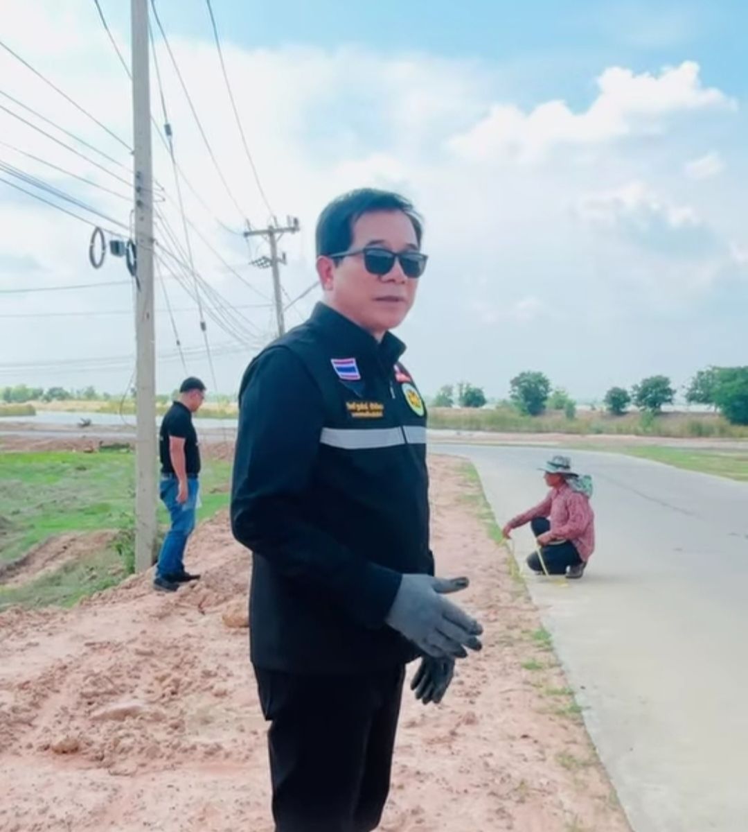 การวัดระยะการปลูกต้นไม้ในการปรับปรุงภูมิทัศน์ทางเข้าอ่างเก็บน้ำลำเชียงไกร  ตอนล่าง