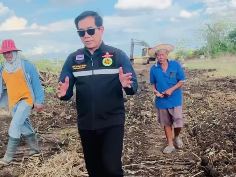 นายกเทศมนตรีลงพื้นที่ดูการปฏิบัติงานของเครื่องจักรในการปรับปรุงถนนสายบ้านสระขุด - บ้านหนองขุ่น ตำบลบ้านวัง