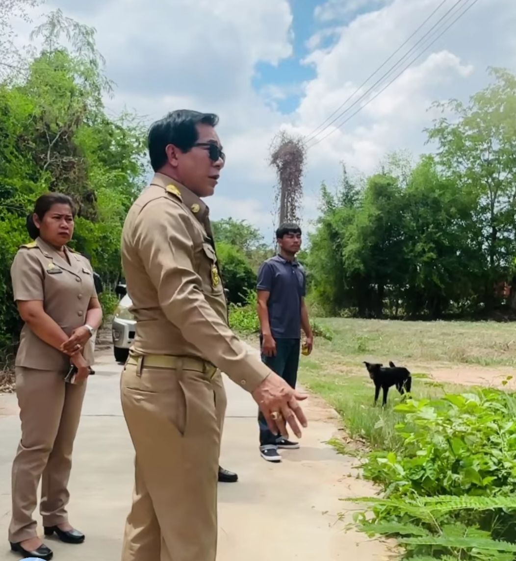นายกเทศมนตรีลงพื้นที่ตรวจสถานที่สร้างบ้านคนพิการ  ณ  บ้านคูเมือง หมู่ 3 ตำบลบัลลังก์  อำเภอโนนไทย