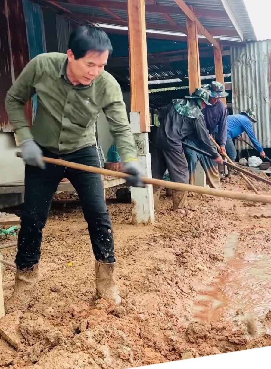 นายกเทศมนตรีลงพื้นที่ช่วยเหลือพี่น้องประชาชนที่ได้รับความเดือดร้อนจากน้ำฝนไหลเข้าบ้านเรือน