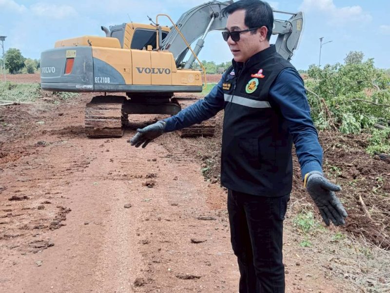 นายกเทศมนตรี  ลงพื้นที่ตรวจการดำเนินงานและให้กำลังใจพนักงานในการปรับปรุงถนนสายโพธิ์ตาสี - บ้านโกรกหอย