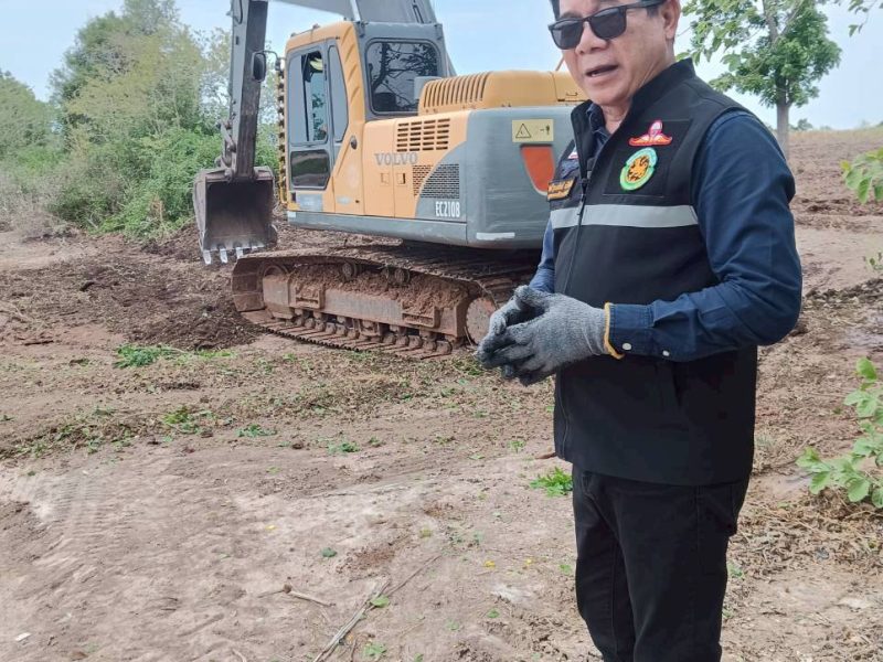 นายกเทศมนตรีติดตามการปฏิบัติงานของเครื่องจักรในการปรับปรุงถนนสายบ้านสระขุด - บ้านหนองขุ่น ตำบลบ้านวัง