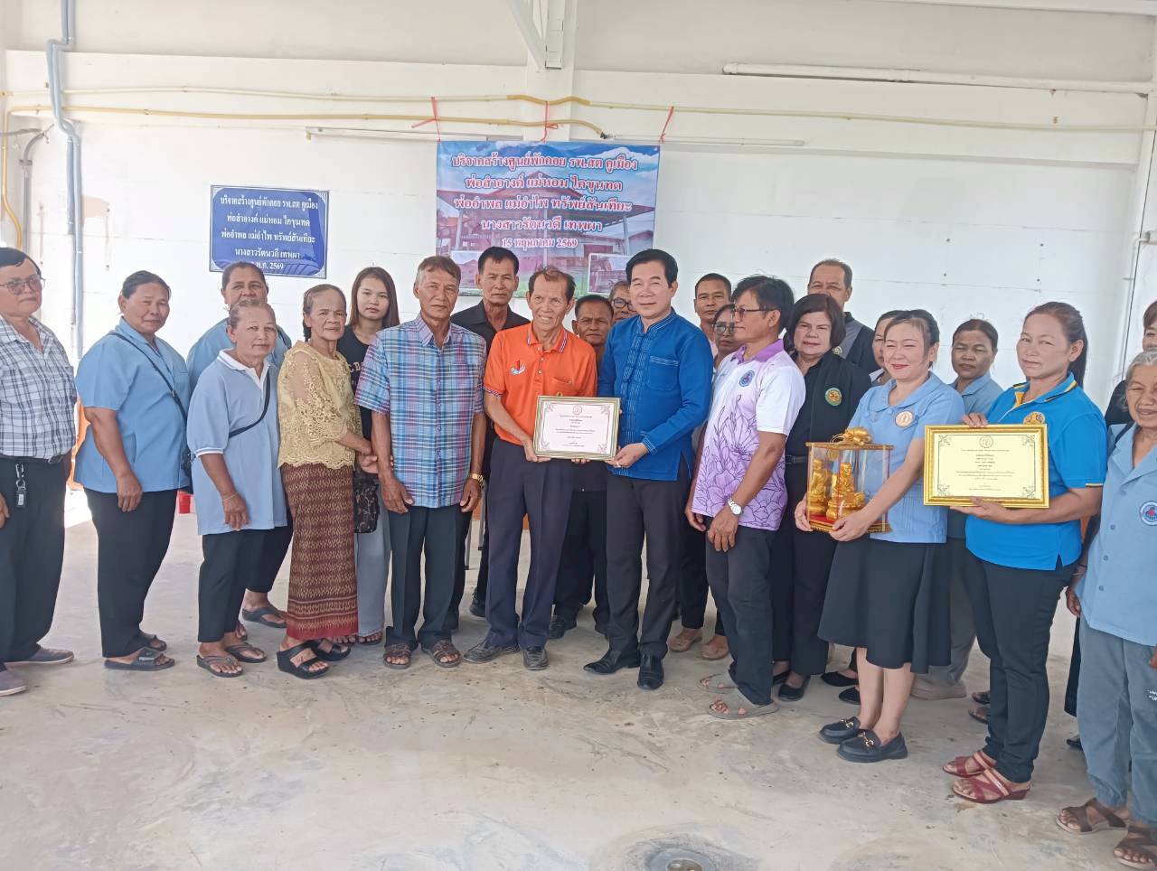 นายกเทศมนตรีลงพื้นที่ โรงพยาบาลส่งเสริมสุขภาพตำบลคูเมืองในการรับมอบบริจาคงบประมาณในการก่อสร้างศูนย์พักคอย
