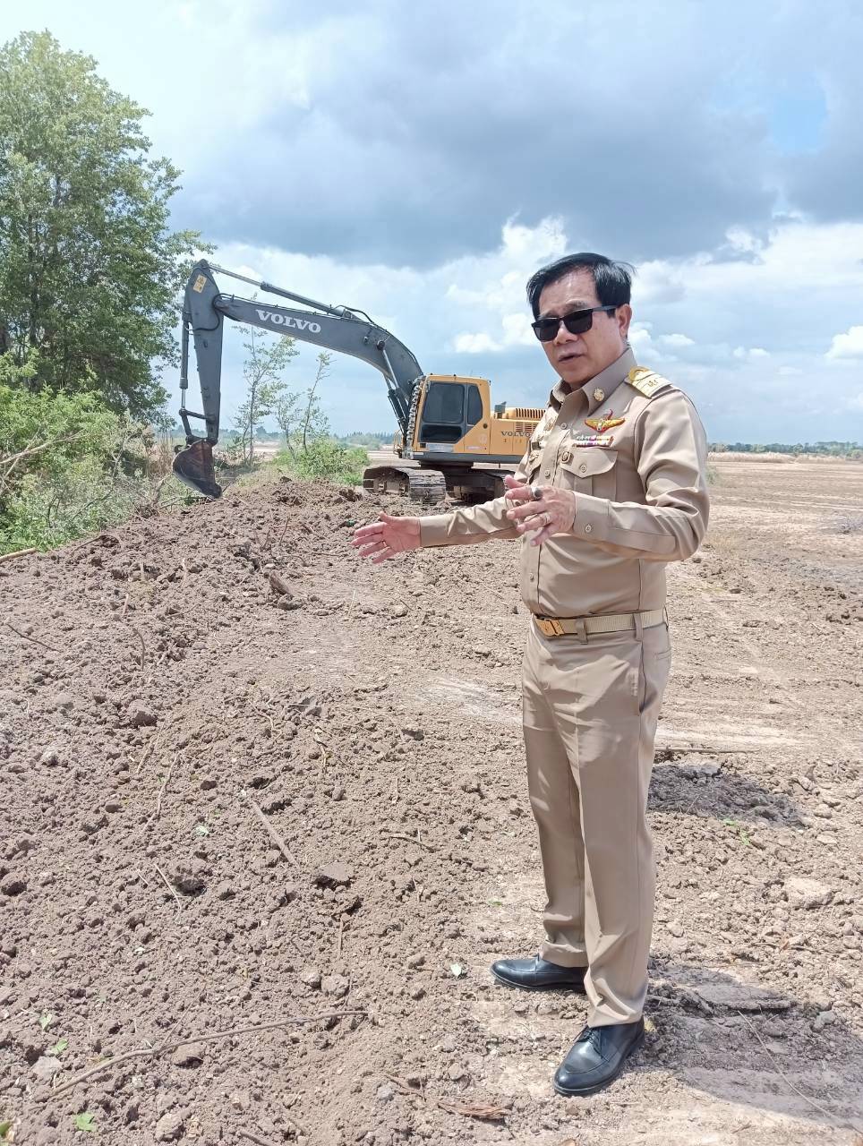 นายกเทศมนตรีตรวจการปฏิบัติงานของรถแม็กโคเทศบาลถนนสายบ้านสระขุด หมู่ 14 เชื่อมต่อถนนบ้านหนองขุน ตำบลบ้านวัง