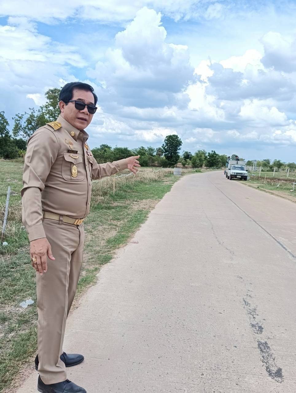 นายกเทศมนตรีปฏิบัติภารกิจตามโครงการปรับปรุงภูมิทัศน์ถนนสองข้างทางถนนสายบ้านโนนทองพัฒนา หมู่ 16 เชื่อมต่อถนนสายบุ่งระกำ ตำบลหนองบัวละคร อำเภอด่านขุนทด