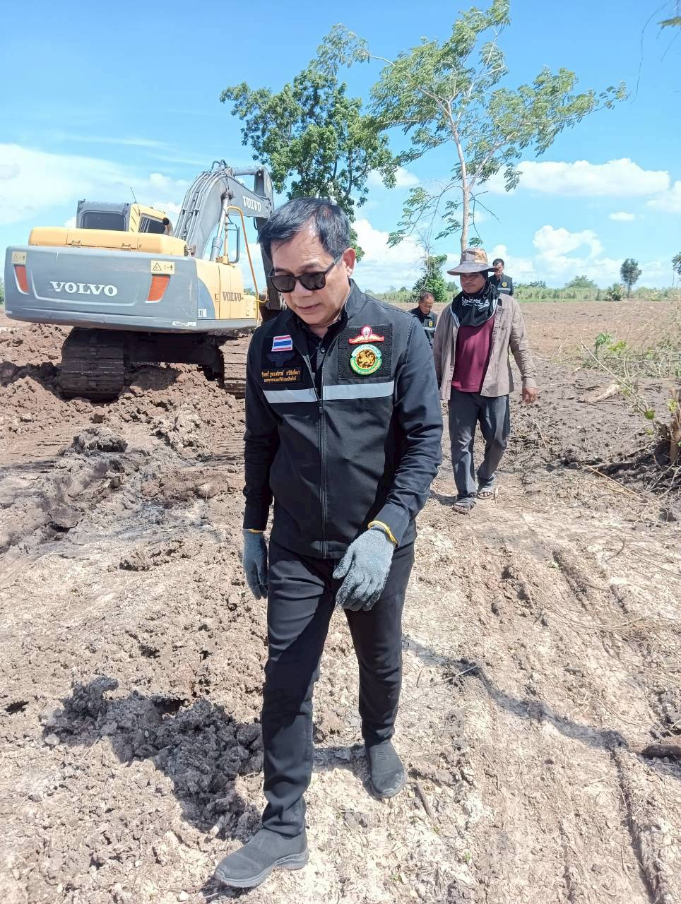 นายกเทศมนตรีตรวจเยี่ยมการปฏิบัติงานวางท่อถนนสายบ้านสระขุด หมู่ 14 เชื่อมถนนบ้านหนองขุ่น ตำบลบ้านวัง อำเภอโนนไทย