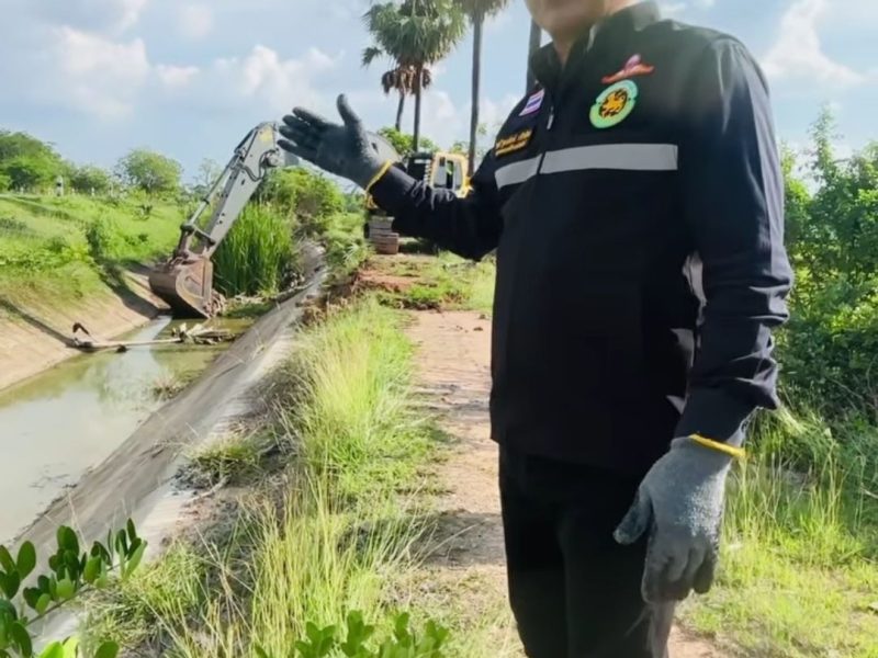 นายกเทศมนตรีตรวจเยี่ยมการดำเนินงานปปรับปรุงถนนและการผันน้ำเข้าสระบ้านหนองแวง หมู่ 2