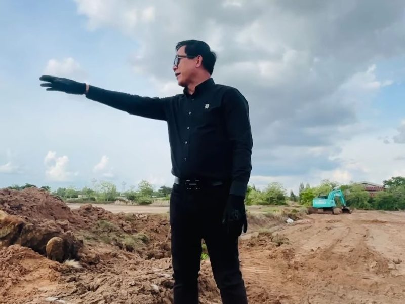 นายกเทศมนตรีตำบลบัลลังก์  ลงพื้นที่บริเวณถนนสายบ้านโนนเจดีย์ หมู่ 1 ไปโคกเพชร  ไปบ้านโนนทองพัฒนา หมู่ 16 ติดตามดูการดำเนินงานของผู้ประกอบการดำเนินงานปรับแต่งคันนา 