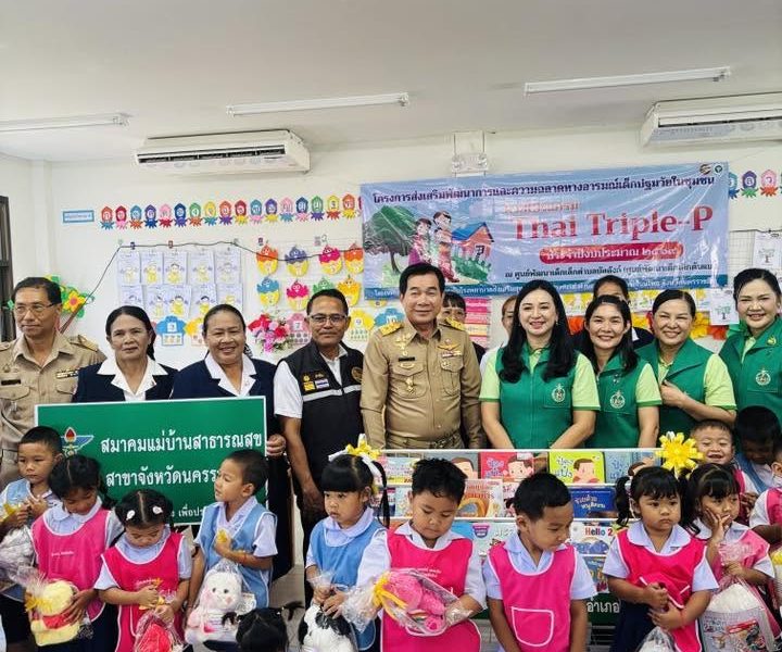 นายกเทศมนตรีตําบลบัลลังก์ ให้การต้อนรับ นางนันทินี คิดเห็น ประธานแม่บ้านสาธารณสุข สาขาจังหวัดนครราชสีมา ในโอกาสเปิดโครงการส่งเสริมพัฒนาการและความฉลาดทางอารมณ์เด็กปฐมวัยในชุมชนฯ