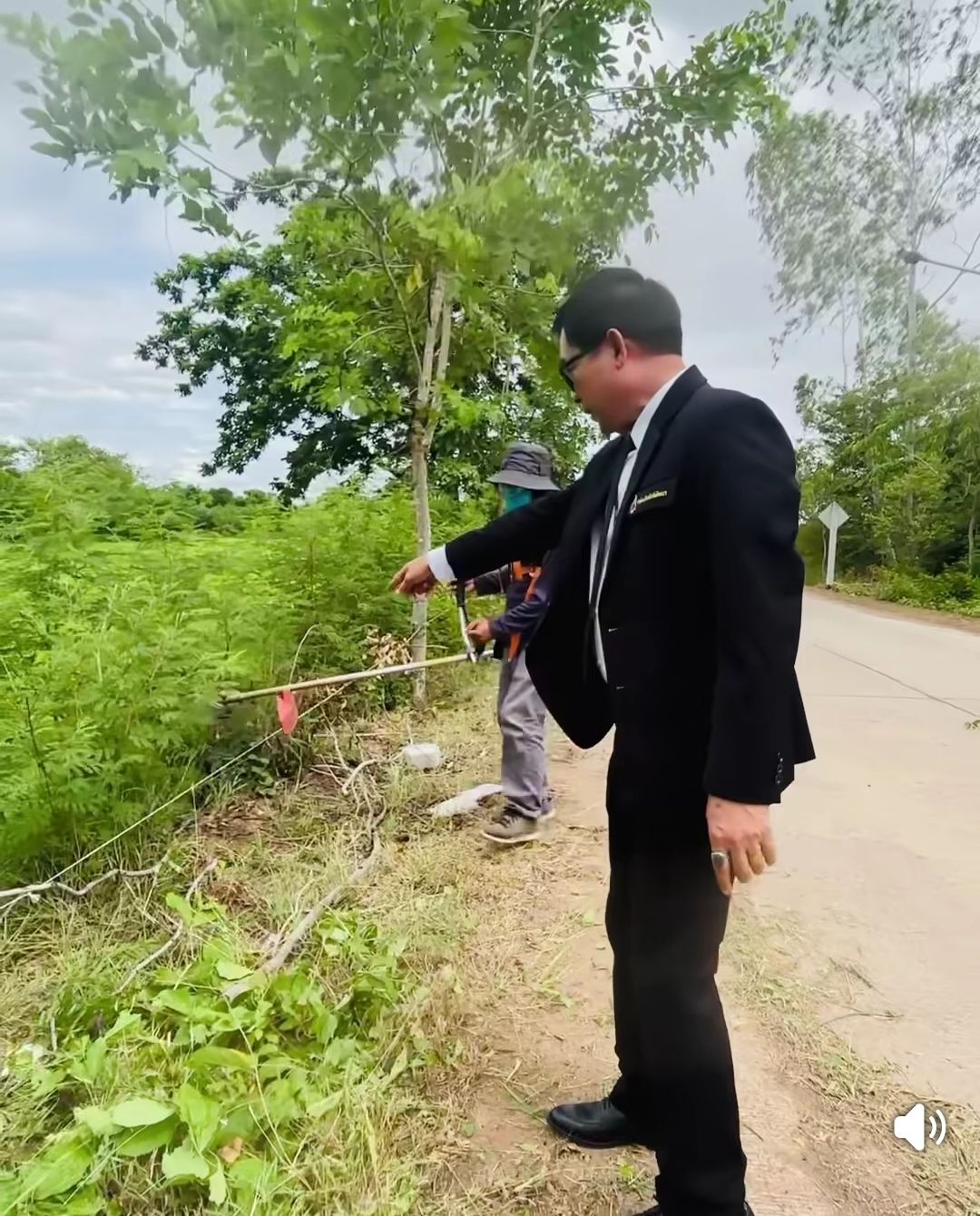 นายกเทศมนตรีลงพื้นที่ตรวจเยี่ยมการดำเนินงานปรับปรุงภูมิทัศน์สองข้างทางถนนสายทางเข้าบ้านบัลลังก์ หมู่ 11