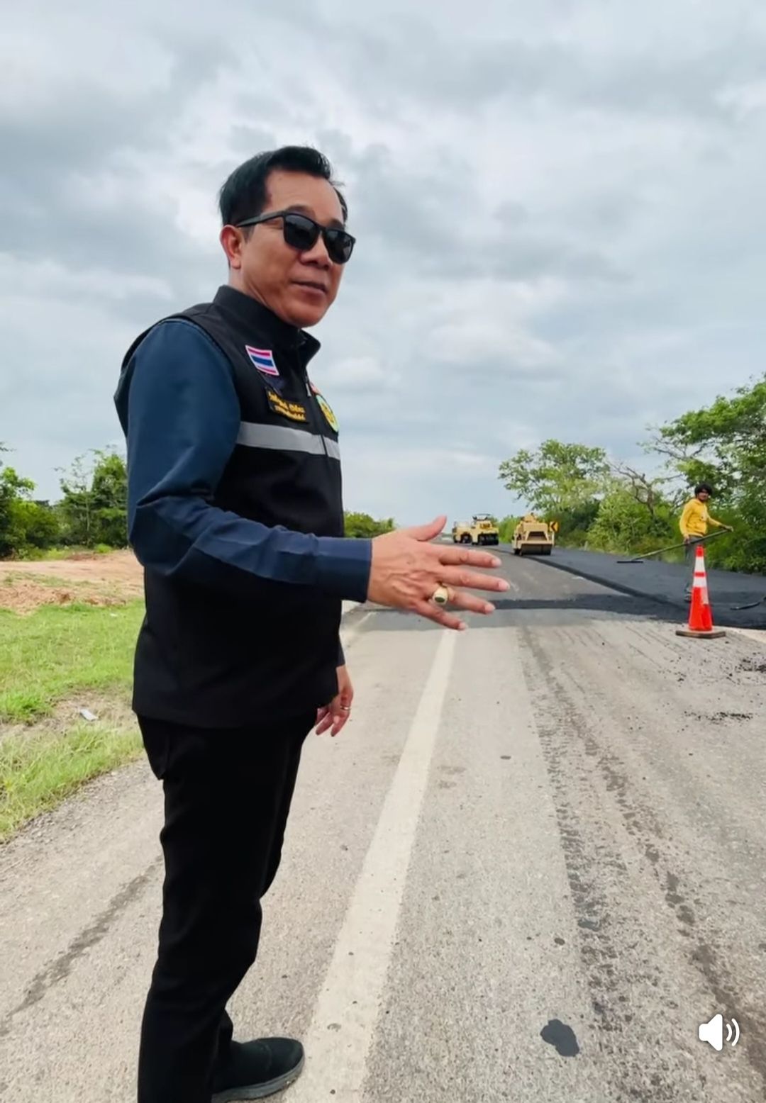 นายกเทศมนตรีลงพื้นที่ตรวจเยี่ยมการดำเนินงานของผู้ประกอบการในการทำถนนแอสฟัลท์ติกสายทางเข้าเทศบาลตำบลบัลลังก์