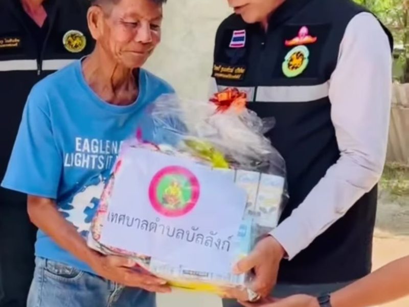 นายกเทศมนตรีตำบลบัลลังก์  ได้ลงพื้นที่บ้านทำนบพัฒนา หมู่ 17  บ้านตาพงษ์  ชาวบ้านที่ได้รับการพิจารณาช่วยเหลือตกเกณฑ์ที่อยู่อาศัย