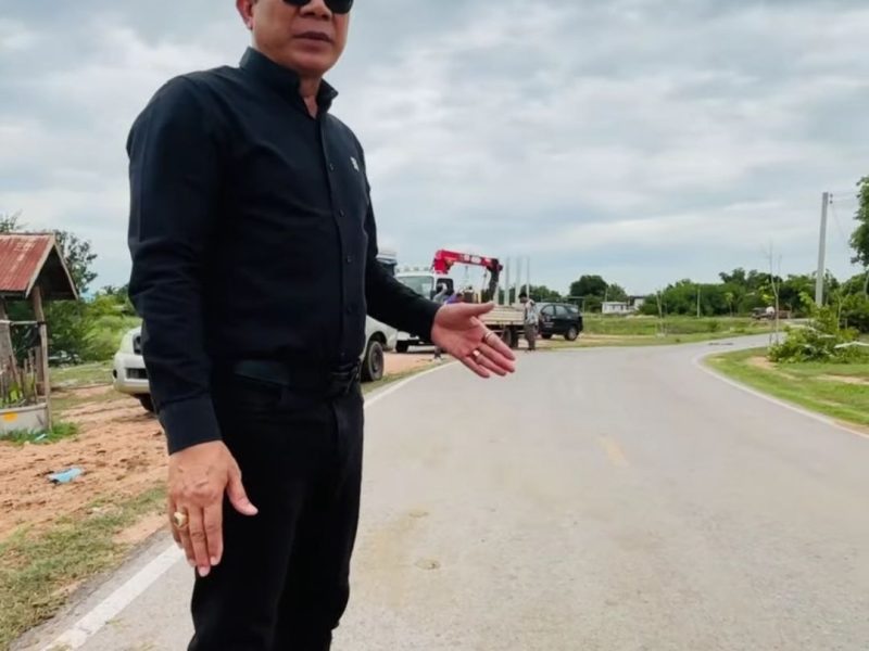 นายกเทศมนตรีตำบลบัลลังก์  ลงพื้นที่ปฏิบัติภารกิจ  พร้อมกับเจ้าหน้าที่ในการชี้จุดติดตั้งเสาไฟโซลาเซลล์
