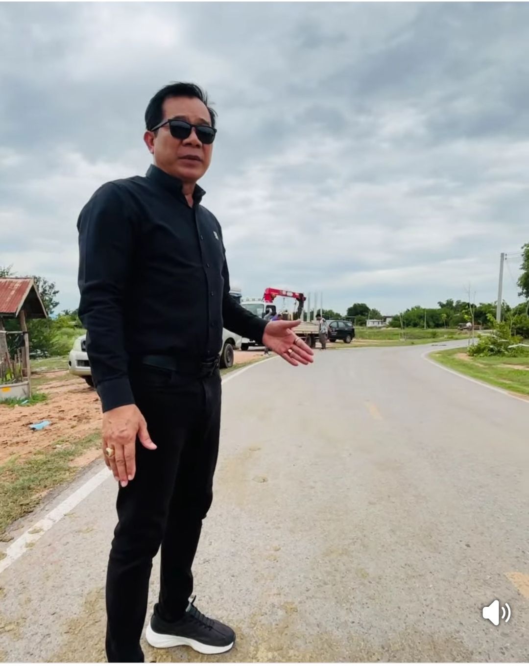 นายกเทศมนตรีตำบลบัลลังก์  ลงพื้นที่ปฏิบัติภารกิจ  พร้อมกับเจ้าหน้าที่ในการชี้จุดติดตั้งเสาไฟโซลาเซลล์