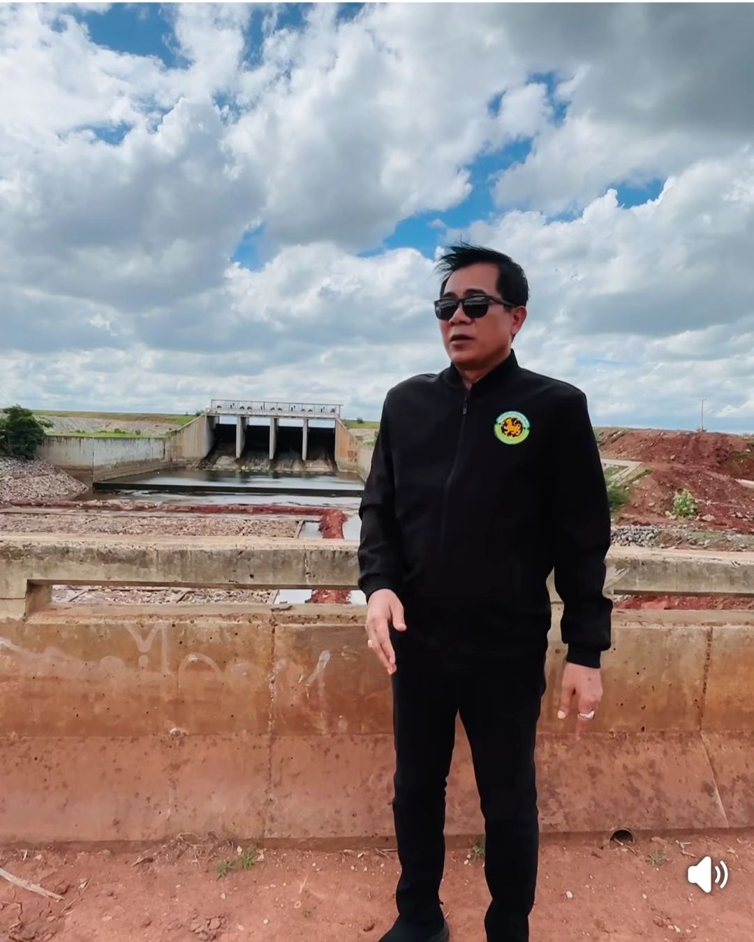 นายกเทศมนตรีตำบลบัลลังก์ ติดตามการดำเนินงานของผู้ประกอบการในการก่อสร้างอาคารสลายพลังงานบริเวณลำห้วยลำเชียงไกร