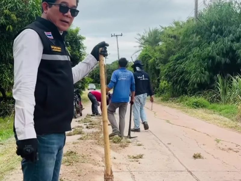 นายกเทศมนตรีตำบลบัลลังก์ ลงพื้นที่ถนนสายบ้านโกรกหอย - บ้านเมืองเก่า หมู่ 12 ตำบัลลังก์ อำเภอโนนไทย พร้อมด้วยเจ้าหน้าที่เทศบาลปฏิบัติงานซ่อมแซมถนนด้วยการทำความสะอาดและหยอดยางมะตอยลงหินฝุ่นและบดอัด 