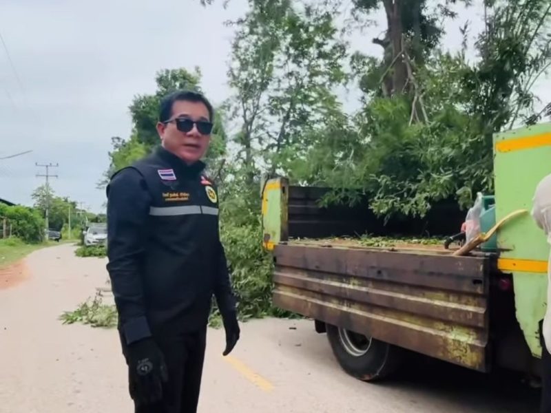 ายกเทศมนตรีตำบลบัลลังก์  พร้อมด้วยเจ้าหน้าที่เทศบาลและผู้นำหมู่บ้าน  ชาวบ้านกระดาน หมู่ 6  ออกมาช่วยกันพัฒนาปรับปรุงภูมิทัศน์ในหมู่บ้าน