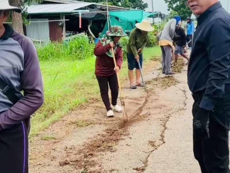 นายกเทศมนตรีตำบลบัลลังก์  พร้อมด้วยเจ้าหน้าที่เทศบาล  ผู้นำหมู่บ้านและพี่น้องประชาชนบ้านเมืองเก่า หมู่ 12 ตำบลบัลลังก์  ร่วมแรงช่วยกันซ่อมแซมถนนสายบ้านโกรกหอย เชื่อมบ้านเมืองเก่า 