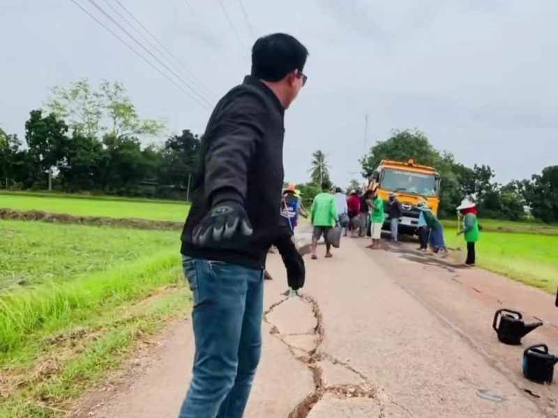 นายกเทศมนตรีลงพื้นที่ร่วมซ่อมแซมถนนคอนกรีตสายบ้านเมืองเก่า หมู่ 12