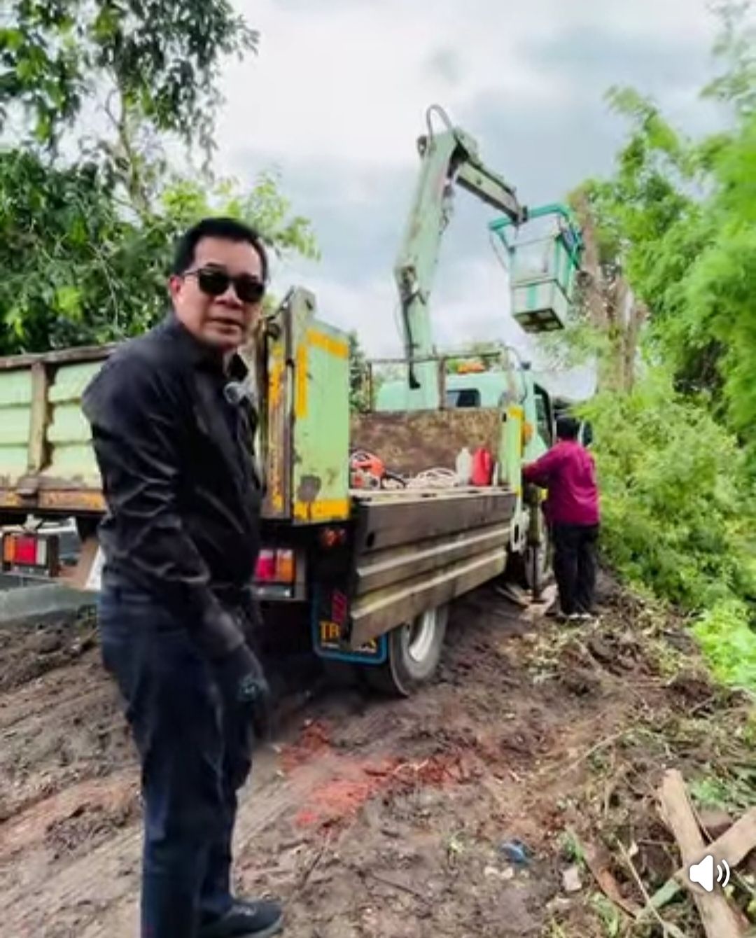 นายกเทศมนตรีติดตามภารกิจของเจ้าหน้าที่เทศบาลในการตัดแต่งกิ่งไม้ทางเข้าเทศบาลและบ้านดอนยาว หมู่ 7