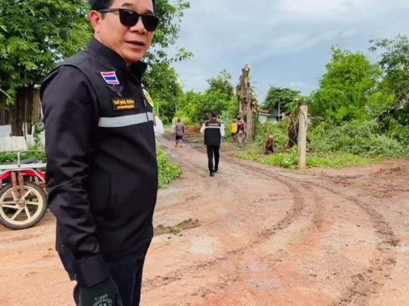 นายกเทศมนตรีติดตามให้กำลังใจการปฏิบัติงานของเจ้าหน้าที่ในการทำถนนบ้านดอนยาว หมู่ 7