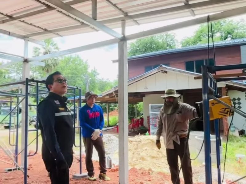 นายกเทศมนตรีลงพื้นที่ตรวจเยี่ยมให้กำลังใจรองนายกเทศมนตรี สมาชิกสภาเทศบาล เจ้าหน้าที่ในการก่อสร้างที่อยู่อาศัยสำหรับผู้พิการ บ้านสระตะเฆ่ หมู่ 8