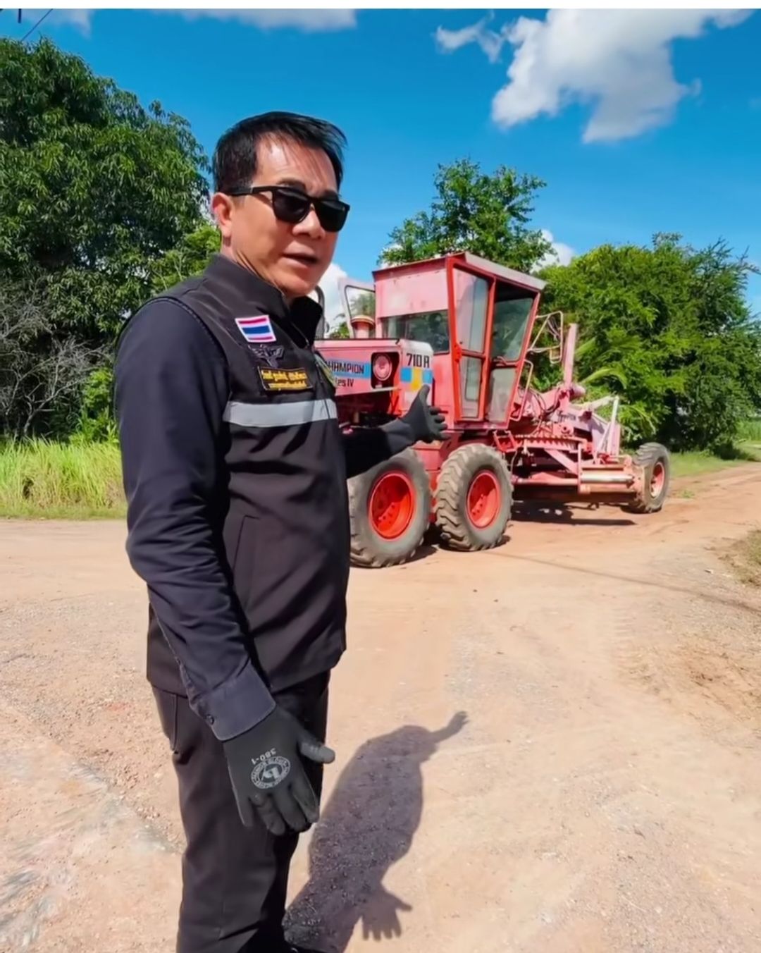 นายกเทศมนตรีติดตามการนำเครื่องจักรลงพื้นที่ปรับเกรดอัดบดแน่นถนนบ้านเมืองเก่า หมู่ 12