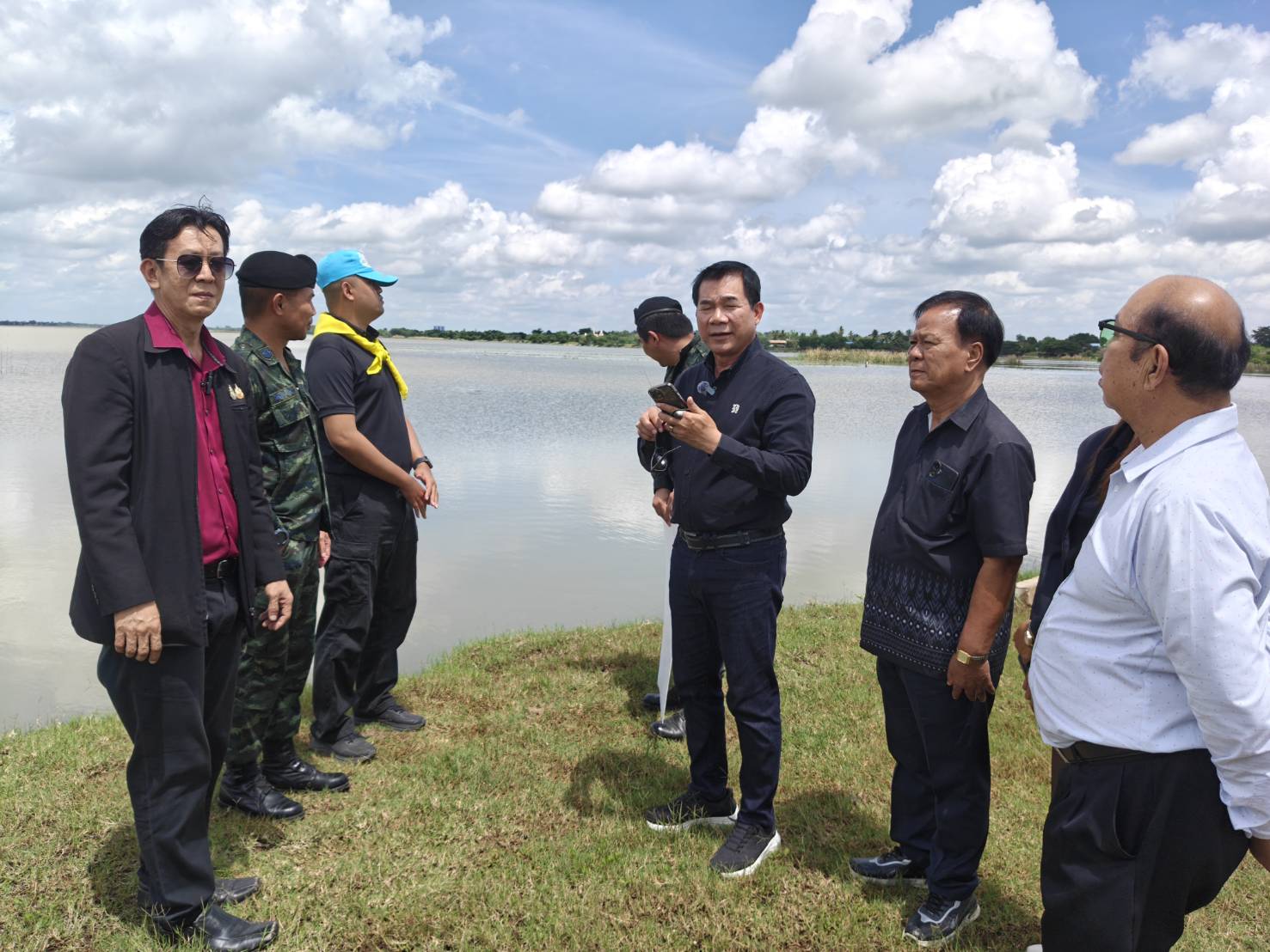 นายกเทศมนตรีตำบลบัลลังก์  ให้การต้อนรับนายจีรยุฑธ์ ปราชญ์ศรีภูมิ นายกเทศมนตรีตำบลโนนสูง พร้อมคณะ และนายทหารฝ่ายประสานงานของ ช.พัน 3 พลทหารราบที่ 3 ค่ายสุรนารี