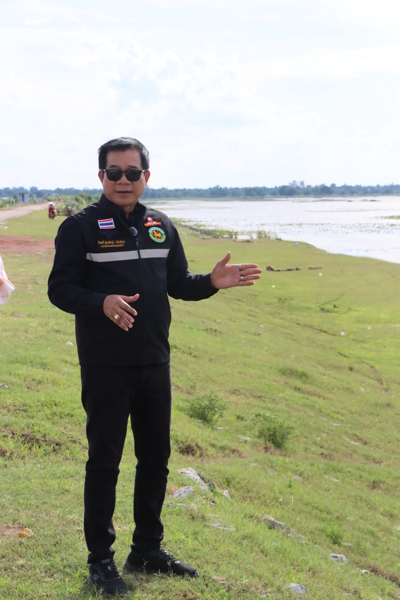 นายกเทศมนตรีลงพื้นที่ตรวจดูมวลน้ำไหลเข้าสู่อ่างเก็บน้ำลำเชียงไกร ตอนล่าง