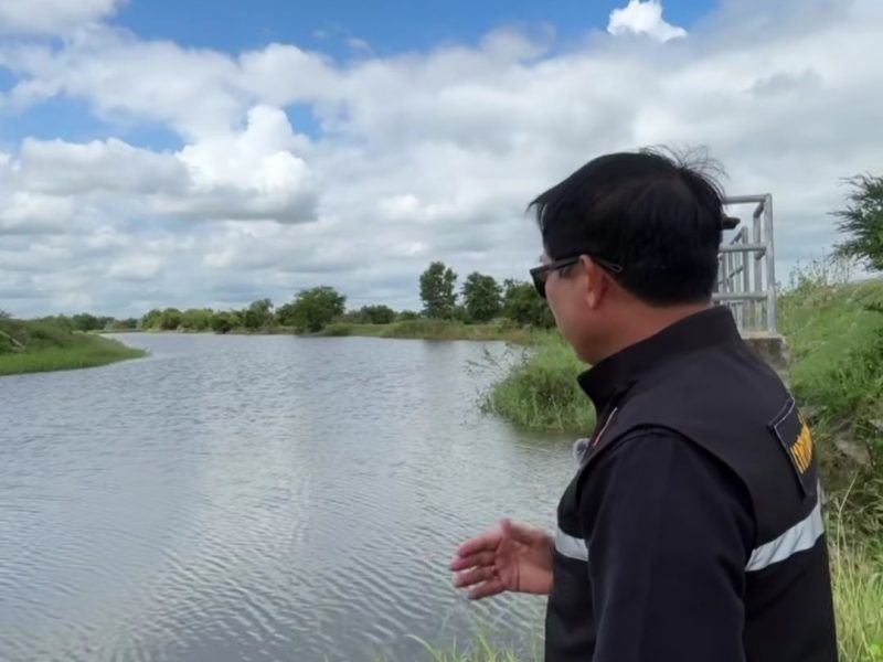 นายกเทศมนตรีตำบลบัลลังก์ติดตามสถานการณ์น้ำบริเวณประตูน้ำบ้านกระดาน หมู่ 6 ตำบลบัลลังก์ อำเภอโนนไทย