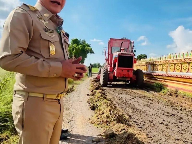 นายกเทศมนตรีตำบลบัลลังก์ติดตามการปฏิบัติภารกิจการปรับเกรดถนนและการซ่อมแซมถนนลาดยาง